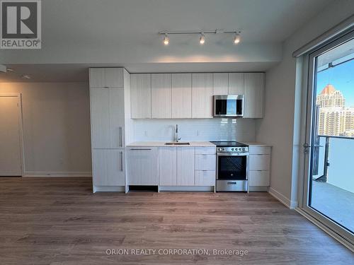 809 - 4130 Parkside  Village Drive, Mississauga, ON - Indoor Photo Showing Kitchen