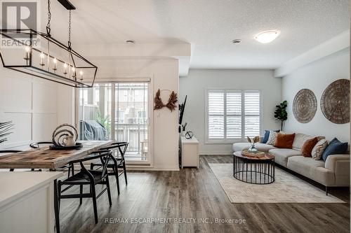 22 Aquarius Crescent, Hamilton, ON - Indoor Photo Showing Living Room