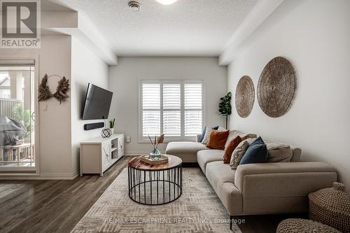 22 Aquarius Crescent, Hamilton, ON - Indoor Photo Showing Living Room