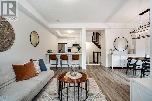 22 Aquarius Crescent, Hamilton, ON - Indoor Photo Showing Living Room