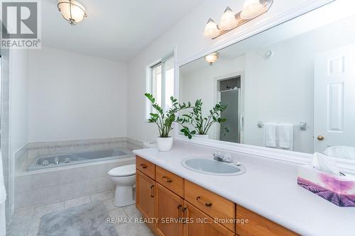 757 Guildwood Boulevard, London, ON - Indoor Photo Showing Bathroom