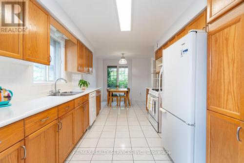 757 Guildwood Boulevard, London, ON - Indoor Photo Showing Kitchen With Double Sink