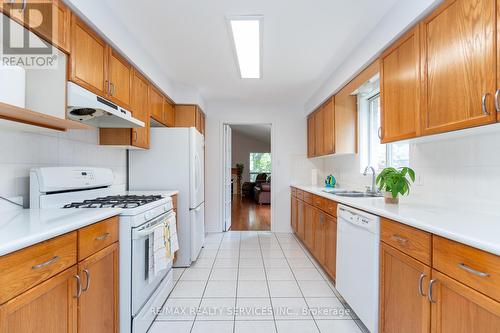 757 Guildwood Boulevard, London, ON - Indoor Photo Showing Kitchen With Double Sink