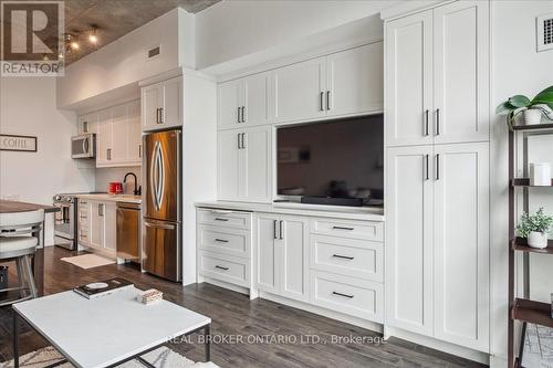 450 - 33 Mill Street, Toronto, ON - Indoor Photo Showing Kitchen