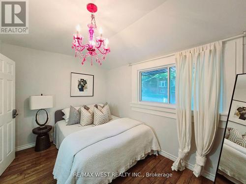 140 Brookside Drive, Toronto, ON - Indoor Photo Showing Bedroom