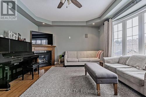 160 Championship Circle Place, Aurora, ON - Indoor Photo Showing Living Room With Fireplace