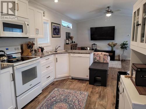 23-235 Aylmer Rd, Chase, BC - Indoor Photo Showing Kitchen