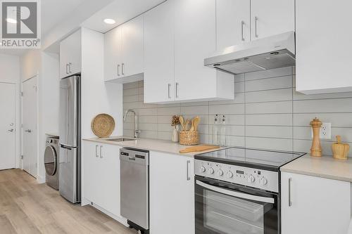 1057 Frost Road Unit# 216, Kelowna, BC - Indoor Photo Showing Kitchen