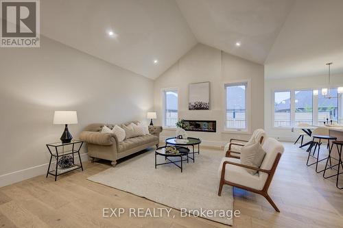 19 Carriage Crossing, Mapleton, ON - Indoor Photo Showing Living Room