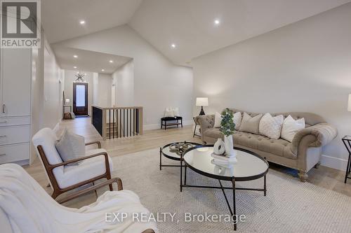 19 Carriage Crossing, Mapleton, ON - Indoor Photo Showing Living Room