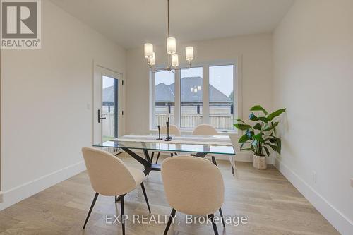 19 Carriage Crossing, Mapleton, ON - Indoor Photo Showing Dining Room