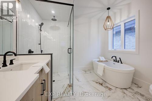 19 Carriage Crossing, Mapleton, ON - Indoor Photo Showing Bathroom