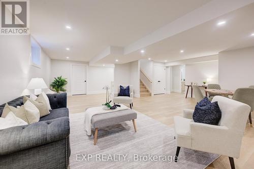 19 Carriage Crossing, Mapleton, ON - Indoor Photo Showing Living Room