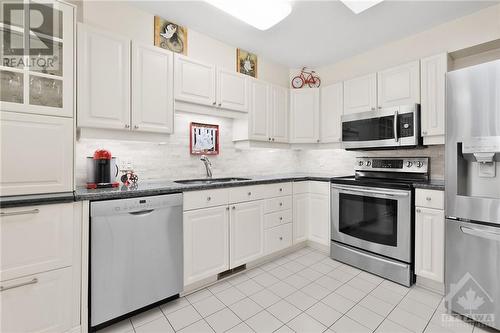 13 Waterford Way, Ottawa, ON - Indoor Photo Showing Kitchen