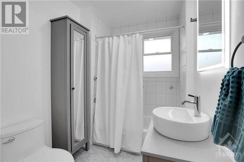 983 Arkell Street, Ottawa, ON - Indoor Photo Showing Bathroom