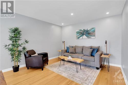 983 Arkell Street, Ottawa, ON - Indoor Photo Showing Living Room