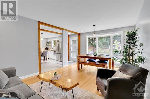 983 Arkell Street, Ottawa, ON - Indoor Photo Showing Living Room