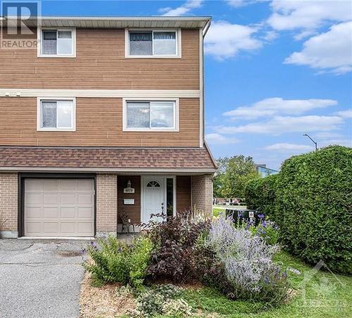 Welcome to your new home! This stunning three-bedroom, three-story end unit townhome perfectly blends style, comfort, and convenience. Nestled in a vibrant and sought-after neighborhood, this prop - 4629 Carrington Place, Ottawa, ON - Outdoor