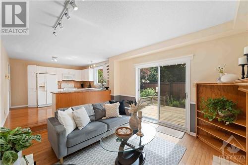 2741 Massicotte Lane, Ottawa, ON - Indoor Photo Showing Living Room