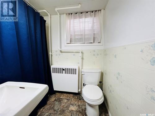 260 3Rd Avenue Nw, Swift Current, SK - Indoor Photo Showing Bathroom