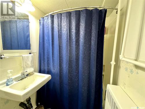 260 3Rd Avenue Nw, Swift Current, SK - Indoor Photo Showing Bathroom