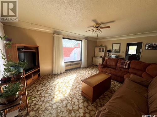 260 3Rd Avenue Nw, Swift Current, SK - Indoor Photo Showing Living Room