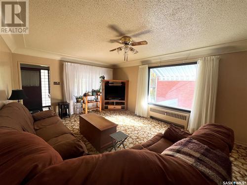 260 3Rd Avenue Nw, Swift Current, SK - Indoor Photo Showing Living Room