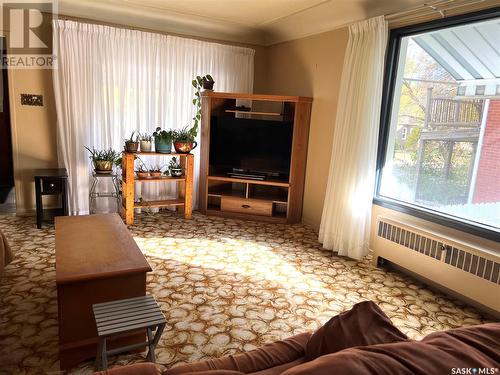 260 3Rd Avenue Nw, Swift Current, SK - Indoor Photo Showing Living Room