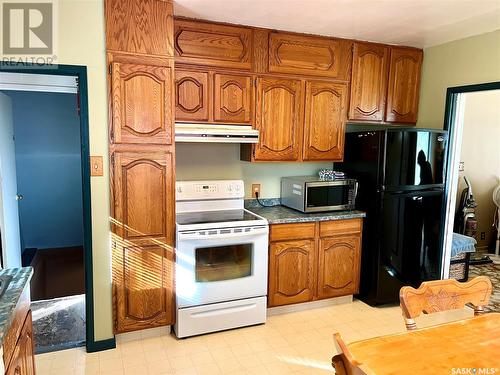 260 3Rd Avenue Nw, Swift Current, SK - Indoor Photo Showing Kitchen