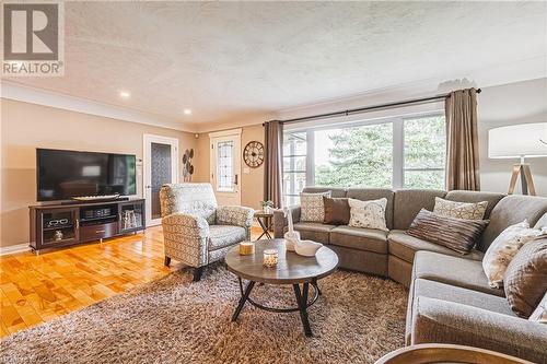 1105 Nebo Road, Hamilton, ON - Indoor Photo Showing Living Room