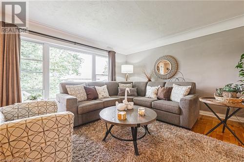 1105 Nebo Road, Hamilton, ON - Indoor Photo Showing Living Room