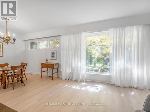 16 Deepwood Crescent, Toronto, ON - Indoor Photo Showing Living Room With Fireplace