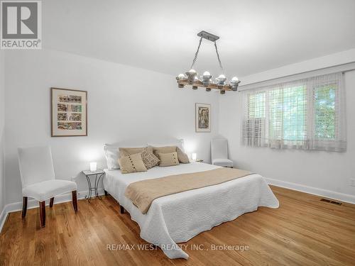 16 Deepwood Crescent, Toronto, ON - Indoor Photo Showing Kitchen With Double Sink