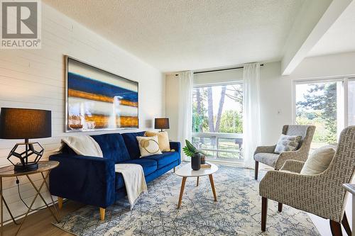 195 Bridletowne Circle, Toronto, ON - Indoor Photo Showing Living Room