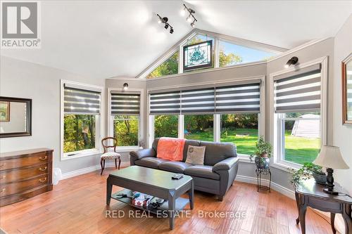 3262 Beach Avenue, Innisfil, ON - Indoor Photo Showing Living Room