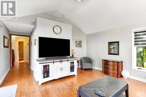 3262 Beach Avenue, Innisfil, ON - Indoor Photo Showing Living Room