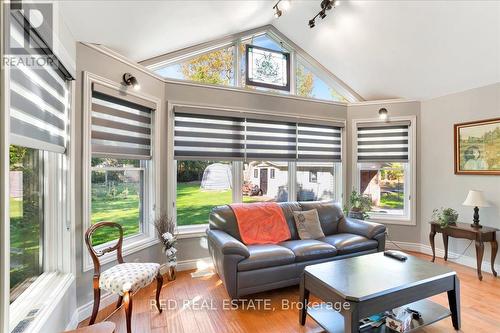 3262 Beach Avenue, Innisfil, ON - Indoor Photo Showing Living Room