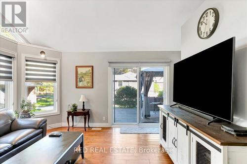 3262 Beach Avenue, Innisfil, ON - Indoor Photo Showing Living Room