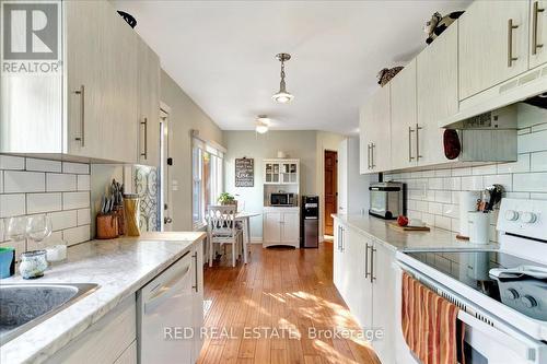 3262 Beach Avenue, Innisfil, ON - Indoor Photo Showing Kitchen