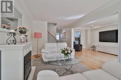 60 Matthew Boyd Crescent, Newmarket, ON - Indoor Photo Showing Living Room