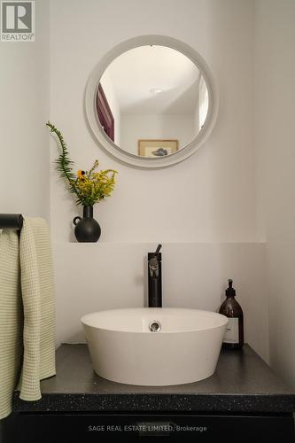 16 Indian Grove, Toronto, ON - Indoor Photo Showing Bathroom