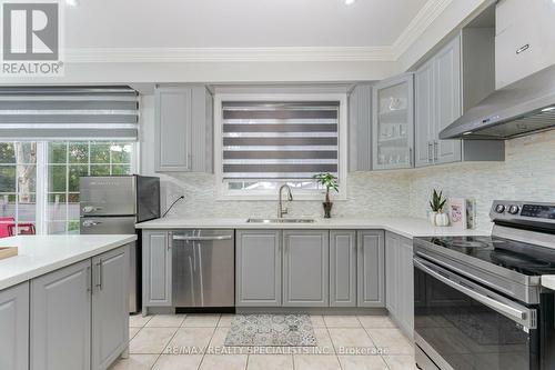 17 Linstock Drive, Brampton, ON - Indoor Photo Showing Kitchen With Upgraded Kitchen