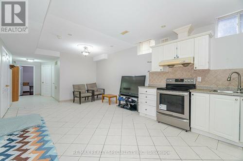 17 Linstock Drive, Brampton, ON - Indoor Photo Showing Kitchen