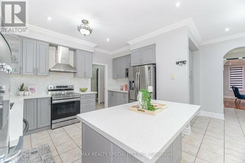 17 Linstock Drive, Brampton, ON - Indoor Photo Showing Kitchen With Upgraded Kitchen