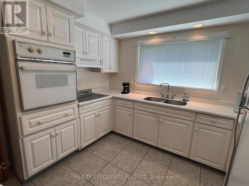 39 Glebe Crescent, Brampton, ON - Indoor Photo Showing Kitchen With Double Sink