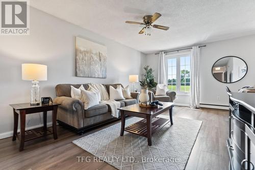 525 Laval Street, Oshawa (Vanier), ON - Indoor Photo Showing Living Room