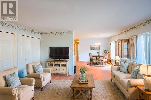 650 Mckinney Road Unit# 114, Oliver, BC - Indoor Photo Showing Living Room