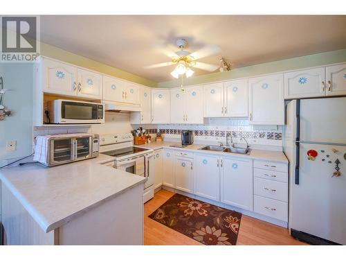 650 Mckinney Road Unit# 114, Oliver, BC - Indoor Photo Showing Kitchen With Double Sink