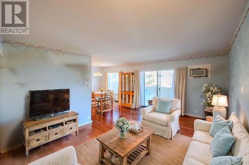 650 Mckinney Road Unit# 114, Oliver, BC - Indoor Photo Showing Living Room