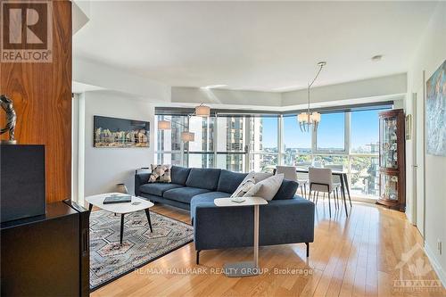 1601 - 445 Laurier Avenue W, Ottawa, ON - Indoor Photo Showing Living Room